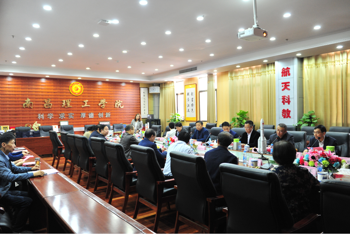 怀若渴知欲去求索，载累累硕果归己用 ——集团董事局主席袁汉源带队考察优秀兄弟院校